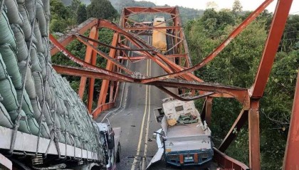 初步调查显示菲律宾卡加延省大桥因超载垮塌