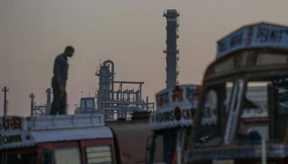 “俄石油贸易商已开始要求印度买家:用人民币支付”