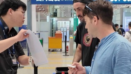 新规今起执行 首都机场充电宝每天自弃人数已大减