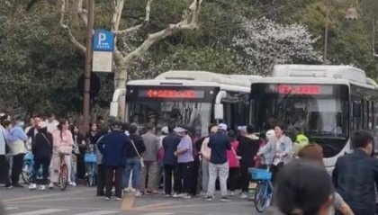 游客成队在杭州雷峰塔外堵路拦公交，当地正实施交通管制，公交集团：已处置
