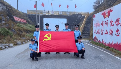 片马分站执勤二队党支部开展“追寻红色足迹 坚守国门初心”主题党日活动