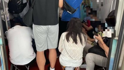多地地铁提醒勿做“板凳族” 行车安全和乘客舒适需求如何兼顾？｜封面深镜