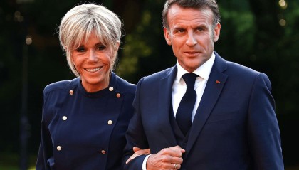 马克龙将提交证据证明妻子是女性，这事并不只是八卦丨国际观察