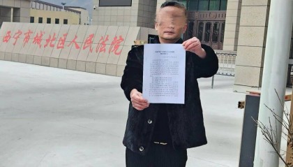 母亲派出所里遭民警责骂，男子插话后被拖进女厕群殴！涉案警员公开受审