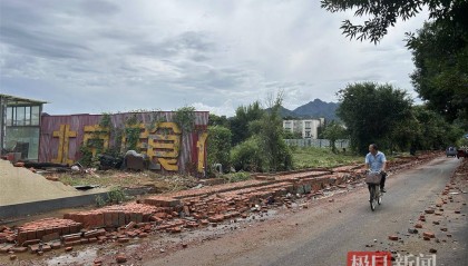 实探洪水过后的北京密云太师屯：约百米长砖墙被冲垮，铲车全力运送物资抢修