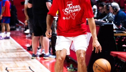 夏联综述：谢泼德低迷火箭输球 萨尔8帽改写历史