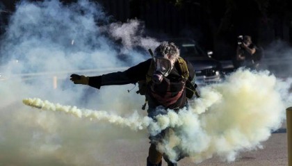 执法人员从“黑鹰”直升机滑降后破门而入,不分男女老少用扎带捆束手腕,芝加哥“沦为战区”