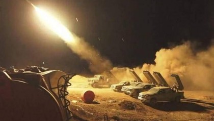 泽连斯基猛然抬头，发现血红导弹雨，号令全军守城，拼死防御