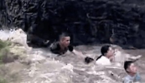 杭州4人下江堤被潮水卷走，路人狂喊“抓树枝”，网友拍下惊险一幕