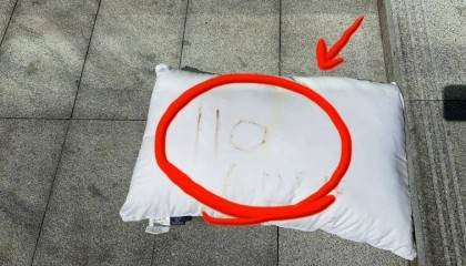 女子回应“被困25楼丢血书枕头求救”：试过撞门踢门向外喊，挥舞红衣两天没人理，跺脚乱跳盼楼下来投诉