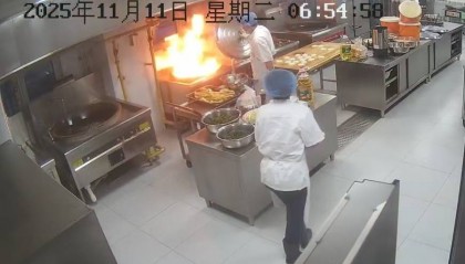 后厨油锅起火员工盖住锅盖灭火，5秒后打开火苗蹿出险些伤人