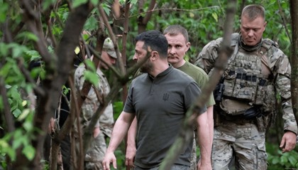 泽连斯基视察前线，称收到“中巴雇佣兵助俄”报告，威胁将作出回应