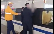 上海虹桥站有旅客扒车门？铁路上海站回应：系身体不适