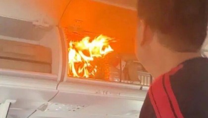 国航公布“机舱锂电池自燃”赔偿方案！亲历者：“火星子溅到头顶”