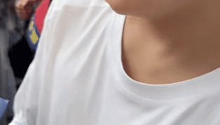 江西一高考生将妈妈遗照贴在衣服上参加高考，结束后拿着花直奔妈妈墓地悼念