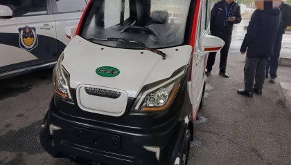 73岁爹爹驾驶女儿赠送的四轮代步车上路被查，长沙交警：无法上牌，不允许上路行驶