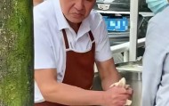 五一期间重庆扯面大爷因表情被关注，回应：现在手都是肿的