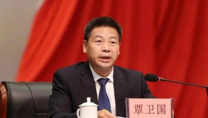 中央批准任省委常委后，他被免去副省长职务