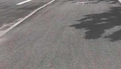 安徽淮南一路口的“隐形台阶路”致人摔伤，当地：不清楚为何这样设计，现已加装护栏