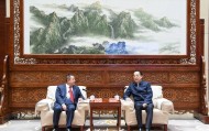 临汾市委书记李云峰与山西文旅集团董事长丁永平一行举行工作会谈