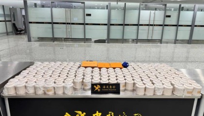 杭州机场内，一领队被查！行李箱里装满了……