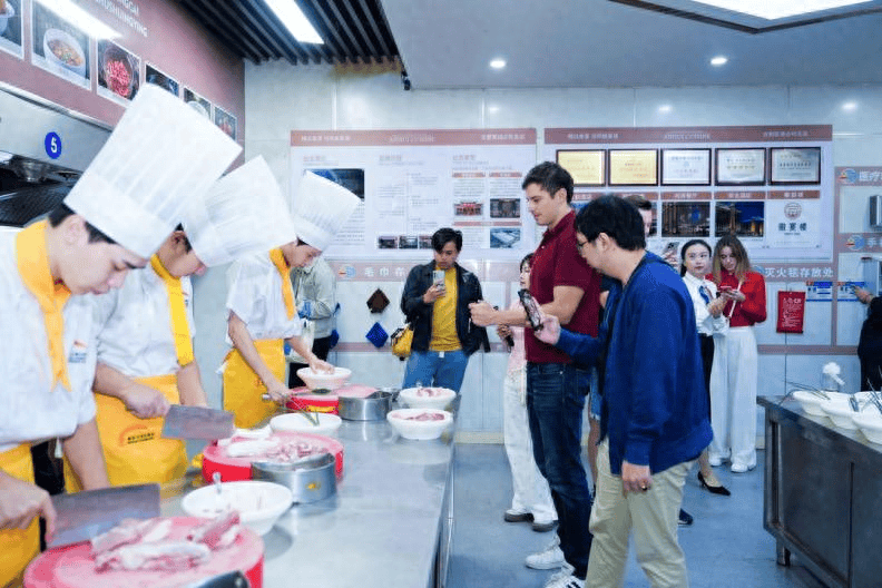 穿越古今的味蕾之旅 外国网红在合肥体验中国烹饪艺术