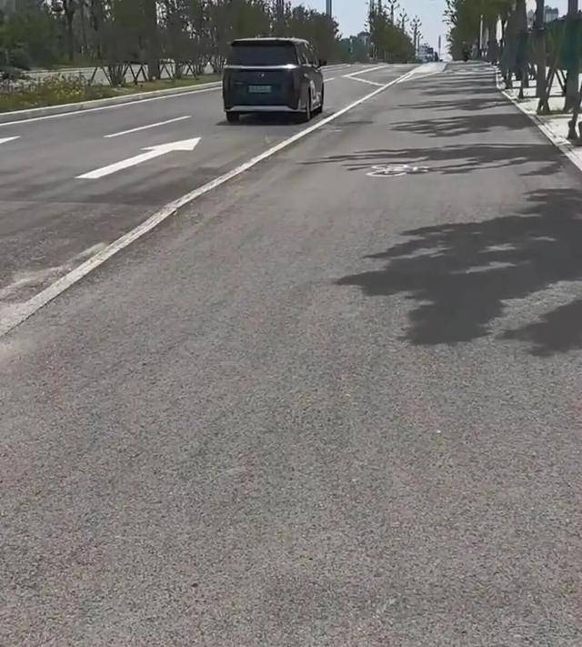 安徽淮南一路口的“隐形台阶路”致人摔伤，当地：不清楚为何这样设计，现已加装护栏