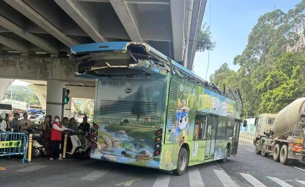 深圳一辆双层巴士高架桥下遭“剃头”,玻璃碎片散落一地,多方回应