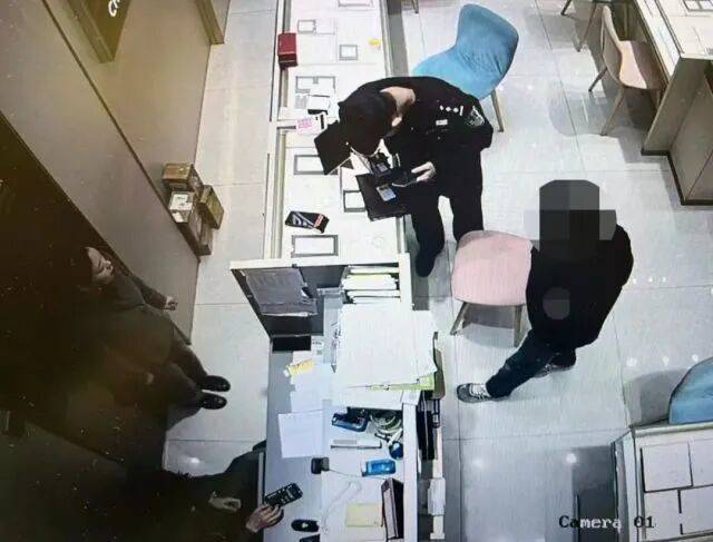 股市套现170万元后，杭州男子豪购300克金条！老板当场报警……